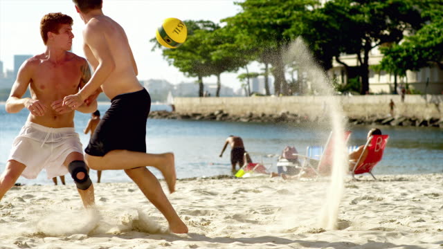 Freunde-spielen-Fußball-am-Strand-in-Brasilien.