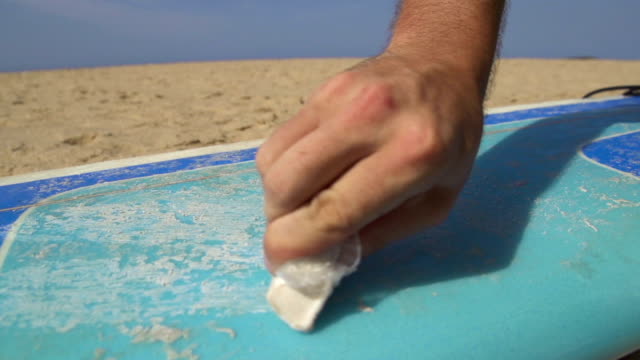 CLOSE-UP:-Applying-wax-on-a-surf