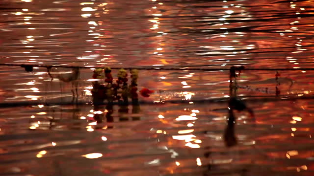 Schöne-Nacht-spiegeln-sich-die-Farben-des-Ganges:--Varanasi,-Indien