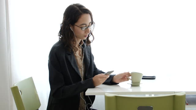 Young-business-woman-with-mp3-player