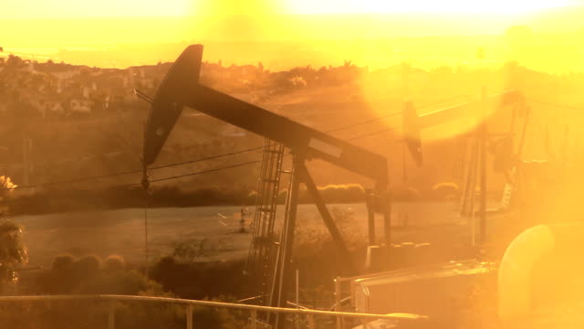 Sonnenuntergang,-Ölbohrtürme-auf-sonnige-Küste