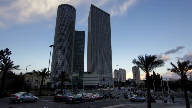 Tel-Aviv-Azrieli-towers-la-intersección-de-lapso-de-tiempo-al-atardecer
