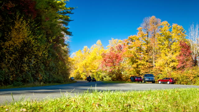 Los-colores-del-otoño-y-azul-cielo-con-Carolina-tráfico-a-las-montañas