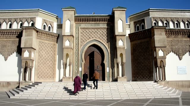 Menschen-zu-Fuß-in-die-Loubnan-Moschee-in-Agadir