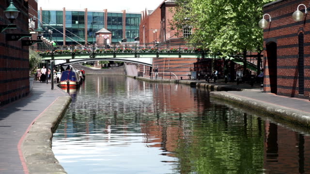 Centro-de-la-ciudad-de-Birmingham-canales,-Brindley-lugar.