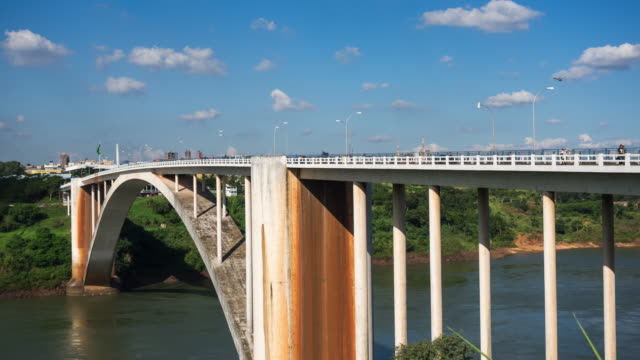 Timelapse-Blick-auf-die-Brücke-Ponte-da-Amizade),-Zimmer-mit-Verbindungstür-Foz-do-Iguacu,-Brasilien,-Ciudad-del-Este,-Paraguay