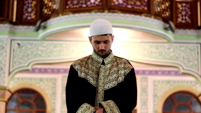 Joven-hombre-musulmana-en-el-interior-de-la-Mezquita-de-culto
