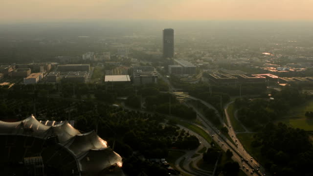 Olimpia-park-und-der-Autobahn-in-München-skyline