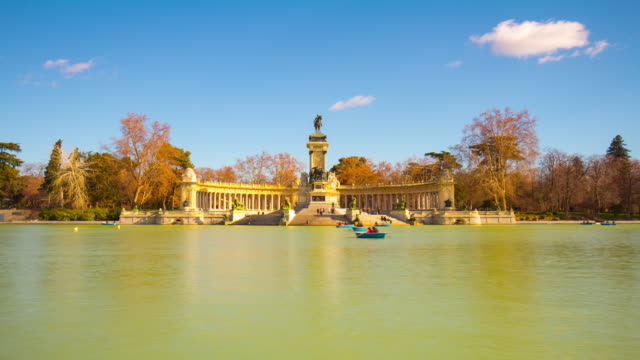 Día-soleado-Madrid-buen-retiro-Parque-estanque-panorama-4-K-lapso-de-tiempo-de-España