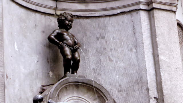 Manneken-Pis,-local-statue-of-an-urinating-boy.-Landmark-of-Brussels