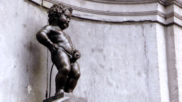 Manneken-Pis,-ist-ein-Wahrzeichen-kleine-bronze-Skulptur-in-Brüssel
