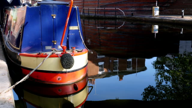 Barge-on-the-BCN-Main-Line-Canal,-Brindleyplace,-Birmingham.