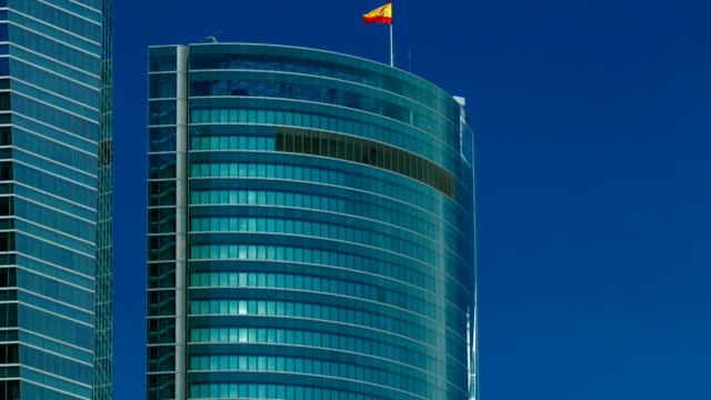Top,-Zeitraffer-der-Wolkenkratzer-in-der-vier-Türme-Business-Bereich-mit-der-höchsten-Wolkenkratzer-in-Madrid,-Spanien