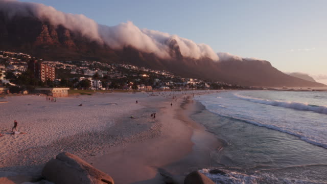 Lapso-de-tiempo-de-la-mundialmente-famosa-playa-de-la-bahía-de-los-campos-de-Ciudad-del-Cabo,-Sudáfrica
