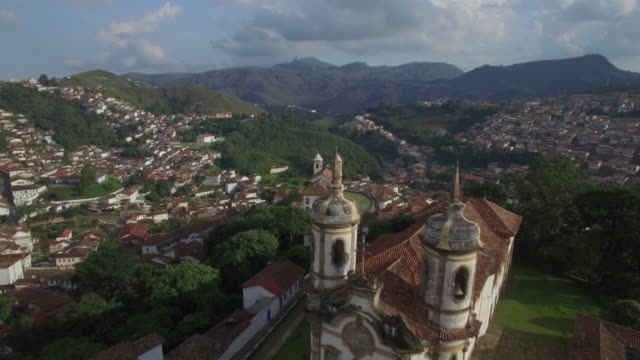 Aerial-flight-over-São-Francisco-de-Assis-Church,-Ouro-Preto,-Minas-Gerais,-Brazil