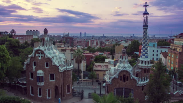 Barcelona-Sehenswürdigkeiten.-Morgen-im-Park-Güell-von-Antoni-Gaudi-in-Spanien-entworfen