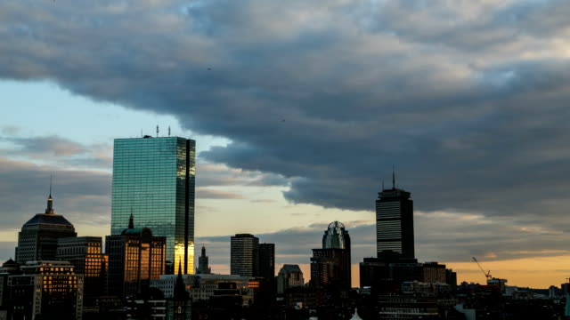Dramatischen-Sonnenuntergang-Zeitraffer-die-Boston-Skyline-entlang-des-Charles-River.