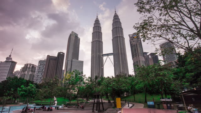 Malaisien-KLCC-Park-Petronas-Twin-Towers-Tag-Panorama-4-k-Zeit-hinfällig,-Kuala-lumpur