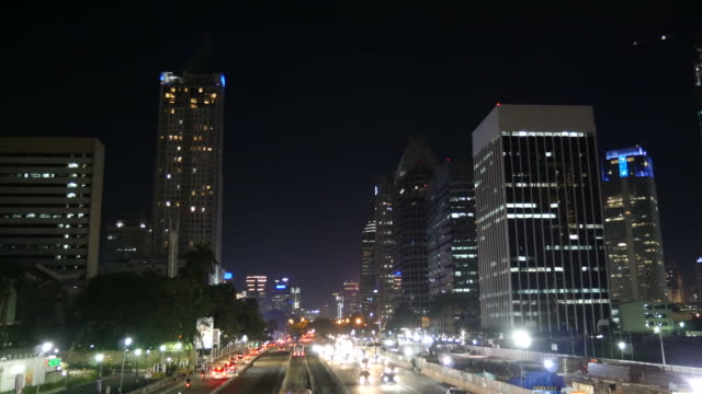 Tráfico-de-la-noche-en-Yakarta,-Indonesia