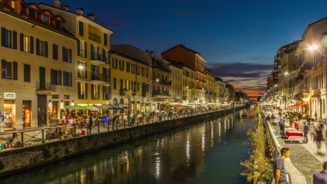Italia-al-atardecer-Milán-ripa-di-porta-ticinese-gran-canal-lado-restaurante-panorama-4k-lapso-de-tiempo