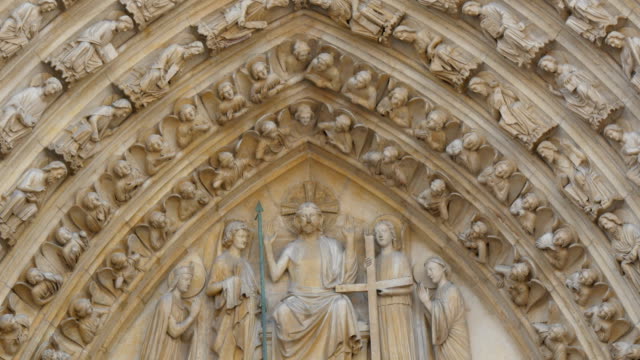Very-detailed-scupted-images-on-the-wall-of-the-cathedral
