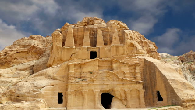 Petra,-Jordanien,-dem-Nahen-Osten--es-ist-ein-Symbol-von-Jordanien,-sowie-Jordaniens-meistbesuchte-Touristenattraktion.-Petra-ist-seit-1985-zum-UNESCO-Weltkulturerbe