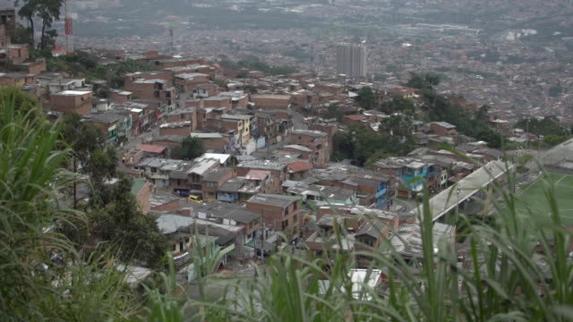 Medellín-Barrio-Tilt-hacia-arriba