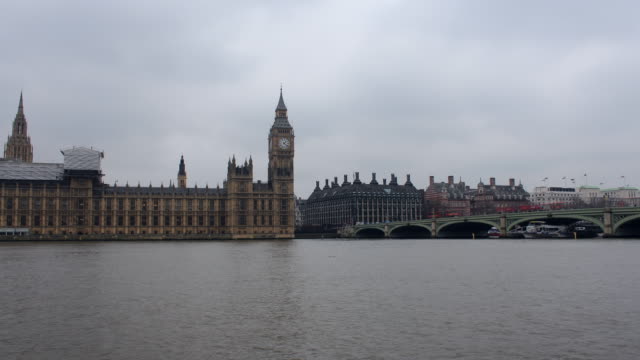 Zeitraffer-des-Parlaments-und-der-Westminster-Bridge