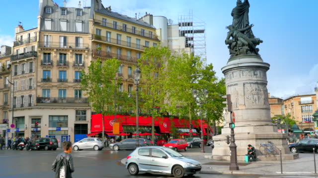 Paris-France-City-Monuments,-Traffic-Circle-Art,-Downtown-Traffic