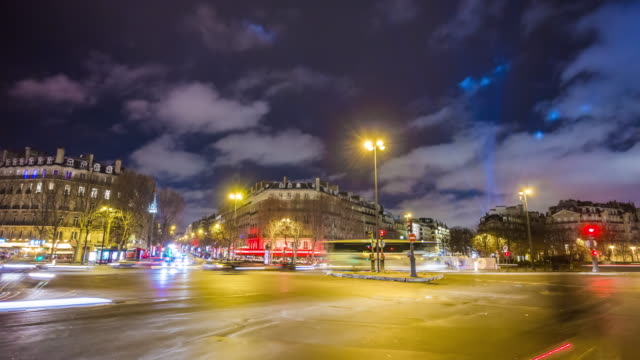 luz-de-la-noche-de-Francia-panorama-plaza-calle-tráfico-de-ciudad-París-4-tiempo-k-caer-París