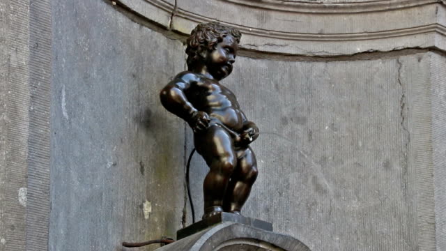Manneken-Pis-sculpture-in-Brussels,-Belgium,-2015