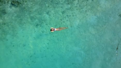 Luftaufnahme-von-einer-attraktiven-Frau-im-Bikini-Schwimmen-im-kristallklaren-Meer.-Ziemlich-schöne-Mädchen-Schwimmen-im-Indischen-Ozean