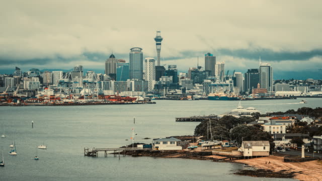 Zeitraffer---Auckland-Sky-Tower-und-den-Hafen-in-Devonport,-Auckland,-Neuseeland