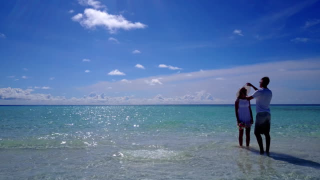 v03947-fliegenden-Drohne-Luftaufnahme-der-Malediven-weißen-Sandstrand-2-Personen-junges-Paar-Mann-Frau-romantische-Liebe-auf-sonnigen-tropischen-Inselparadies-mit-Aqua-blau-Himmel-Meer-Wasser-Ozean-4k
