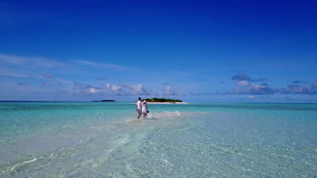 v03941-fliegenden-Drohne-Luftaufnahme-der-Malediven-weißen-Sandstrand-2-Personen-junges-Paar-Mann-Frau-romantische-Liebe-auf-sonnigen-tropischen-Inselparadies-mit-Aqua-blau-Himmel-Meer-Wasser-Ozean-4k