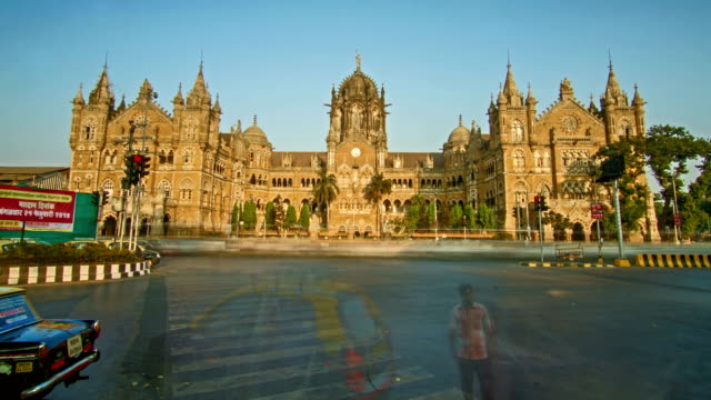 Time-lapse-shot-of-traffic-moving-in-front-of-Chhtrapati-Shivaji-Terminus-(CST)-formerly-known-as-Victoria-Terminus-(VT),-Mumbai,-India