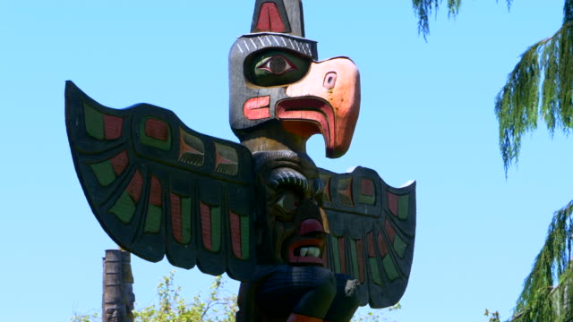 Iconic-Totem-Pole,-Thunderbird-Historic-Native-American-Pole-Carving-Art