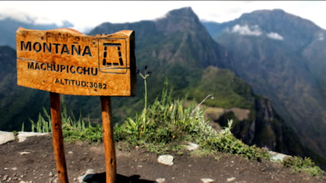 Machu-Picchu---Ansicht-von-oben-mit-Schild