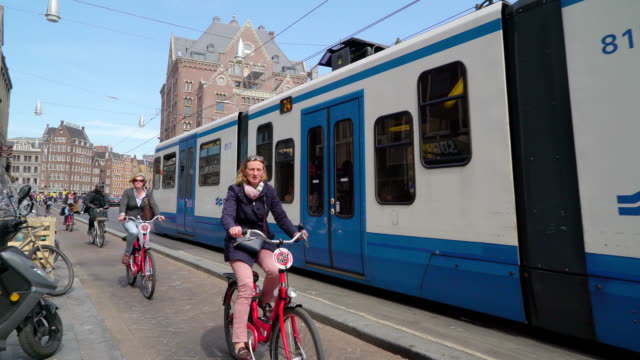 Die-Straßenbahnen-öffentliche-Verkehrsmittel-und-die-Menschen-fahren-Fahrrad-auf-der-Seite