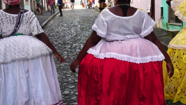 Mujeres-brasileñas---\"Baianas\"-pasear-por-el-Pelourinho,-Salvador-de-Bahía,-Brasil