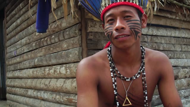 Einheimischen-brasilianischen-Mann-(Indio)-ein-indigener-Stamm-in-Brasilien