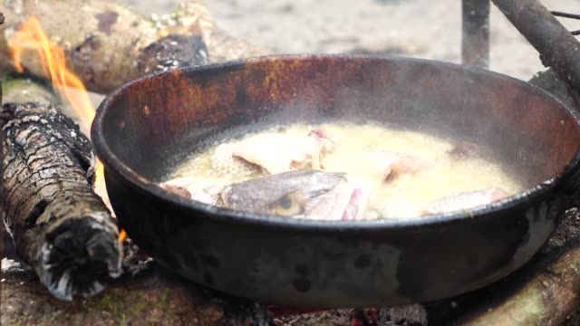Freír-pescado-en-una-tribu-indígena-en-Brasil