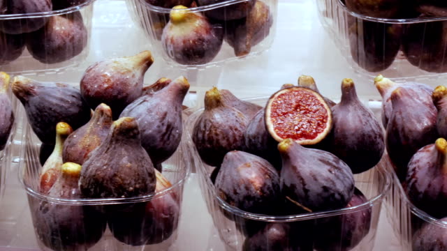 Tropische-Früchte-Feigen-auf-einer-Theke-in-Kunststoff-Box-stehen-auf-dem-Eis