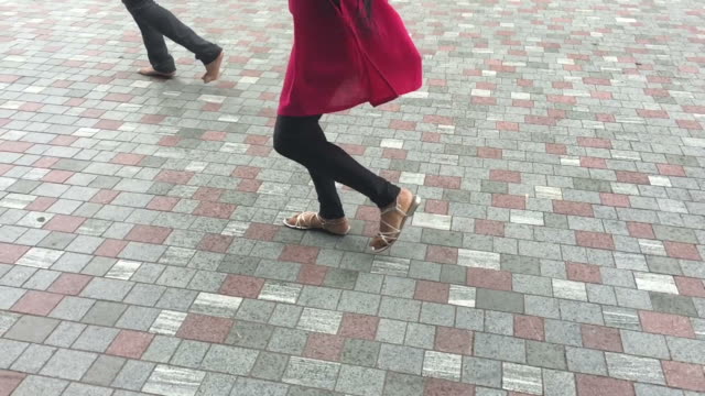 Nicht-erkennbare-Indianer-tanzen-auf-der-Straße-in-Zeitlupe