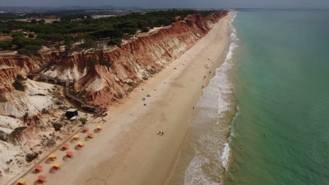 Imágenes-aéreas-de-la-playa-de-Falesia-(Praia-da-Falésia)-en-Algarve,-Portugal