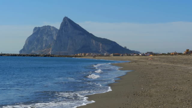 Vista-de-la-roca-de-Gibraltar-y-la-playa-con-las-olas-del-mar
