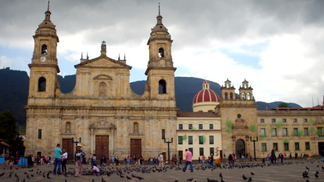 Tauben-und-Menschen-am-Plaza-de-Bolivar,-La-Candelaria,-Bogotá,-Kolumbien-4