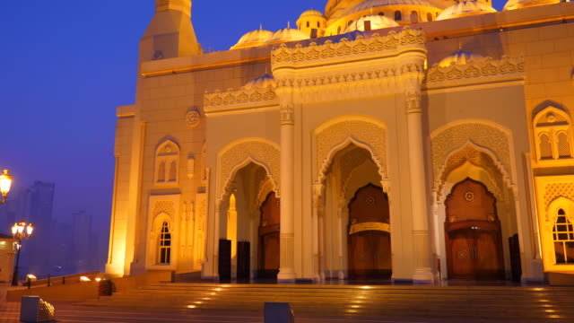 Fassade-des-Al-Noor-Moschee-in-Sharjah-Emirate.-Nachtansicht-beleuchtete-Gebäude.