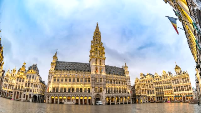 Timelapse-de-skyline-de-ciudad-de-Bruselas-en-Grand-Place,-Bruselas,-lapso-de-tiempo-de-4K-de-Bélgica
