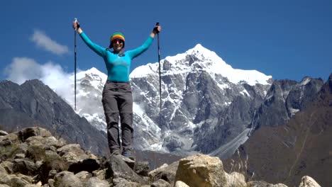 The-girl-climbs-to-the-top-of-the-cliff